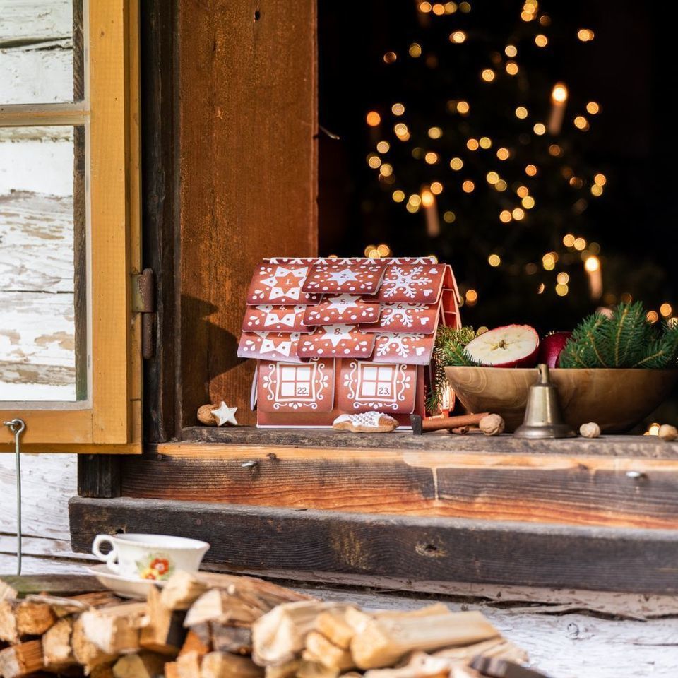 Zažijte kouzlo adventního období s naším jedinečným bylinným adventním kalendářem ve tvaru chaloupky, který přináší radost každý den až do Vánoc. Adventní kalendář obsahuje 24 vybraných druhů bylinných a ovocných čajů, 24 tradic a zajímavostí o českých Vánocích a překvapení uvnitř.