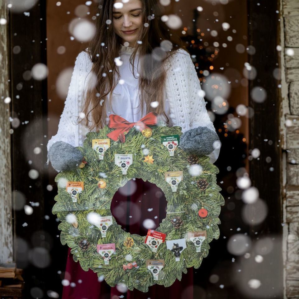 Zpříjemněte si čekání na Štědrý den s jedinečným adventním kalendářem ve tvaru věnce, který vnese do vašeho domova kouzelnou vánoční atmosféru. Obsahuje 24 voňavých bylinných a ovocných čajů a karetní hru Černý Petr s vánočním motivem. Věnec si můžete zavěsit na zeď nebo položit na stůl jako krásnou součást sváteční výzdoby.