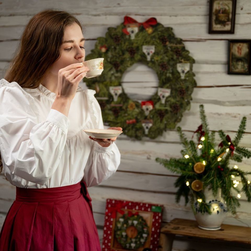 Zpříjemněte si čekání na Štědrý den s jedinečným adventním kalendářem ve tvaru věnce, který vnese do vašeho domova kouzelnou vánoční atmosféru. Obsahuje 24 voňavých bylinných a ovocných čajů a karetní hru Černý Petr s vánočním motivem. Věnec si můžete zavěsit na zeď nebo položit na stůl jako krásnou součást sváteční výzdoby.