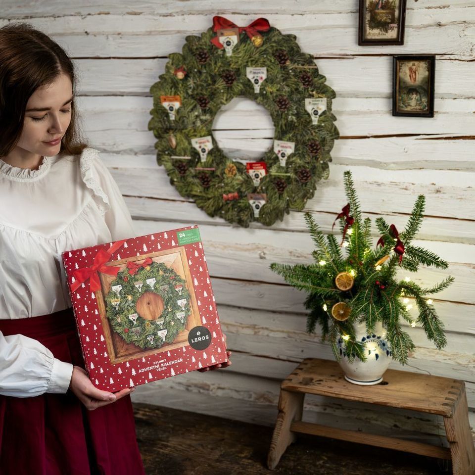 Zpříjemněte si čekání na Štědrý den s jedinečným adventním kalendářem ve tvaru věnce, který vnese do vašeho domova kouzelnou vánoční atmosféru. Obsahuje 24 voňavých bylinných a ovocných čajů a karetní hru Černý Petr s vánočním motivem. Věnec si můžete zavěsit na zeď nebo položit na stůl jako krásnou součást sváteční výzdoby.