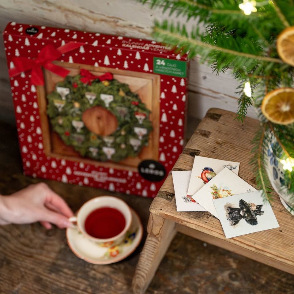Zpříjemněte si čekání na Štědrý den s jedinečným adventním kalendářem ve tvaru věnce, který vnese do vašeho domova kouzelnou vánoční atmosféru. Obsahuje 24 voňavých bylinných a ovocných čajů a karetní hru Černý Petr s vánočním motivem. Věnec si můžete zavěsit na zeď nebo položit na stůl jako krásnou součást sváteční výzdoby.