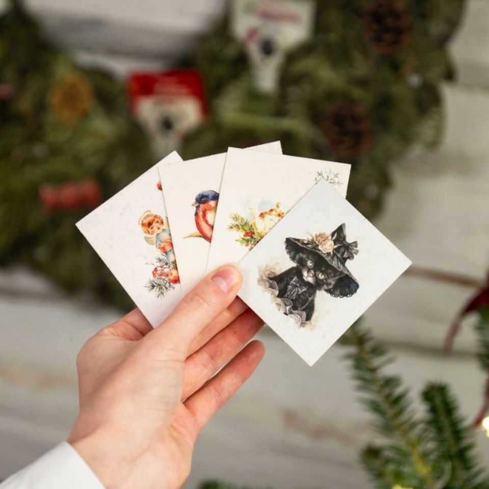 Zpříjemněte si čekání na Štědrý den s jedinečným adventním kalendářem ve tvaru věnce, který vnese do vašeho domova kouzelnou vánoční atmosféru. Obsahuje 24 voňavých bylinných a ovocných čajů a karetní hru Černý Petr s vánočním motivem. Věnec si můžete zavěsit na zeď nebo položit na stůl jako krásnou součást sváteční výzdoby.