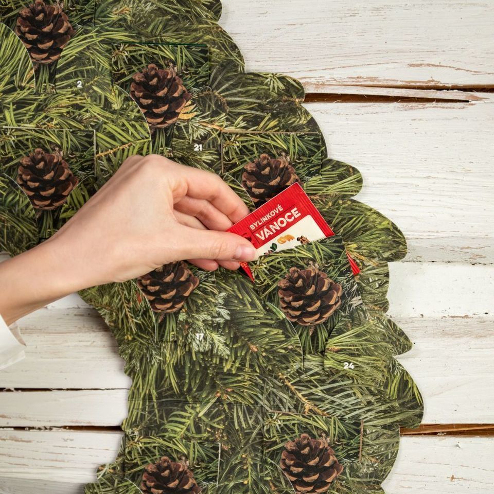 Zpříjemněte si čekání na Štědrý den s jedinečným adventním kalendářem ve tvaru věnce, který vnese do vašeho domova kouzelnou vánoční atmosféru. Obsahuje 24 voňavých bylinných a ovocných čajů a karetní hru Černý Petr s vánočním motivem. Věnec si můžete zavěsit na zeď nebo položit na stůl jako krásnou součást sváteční výzdoby.