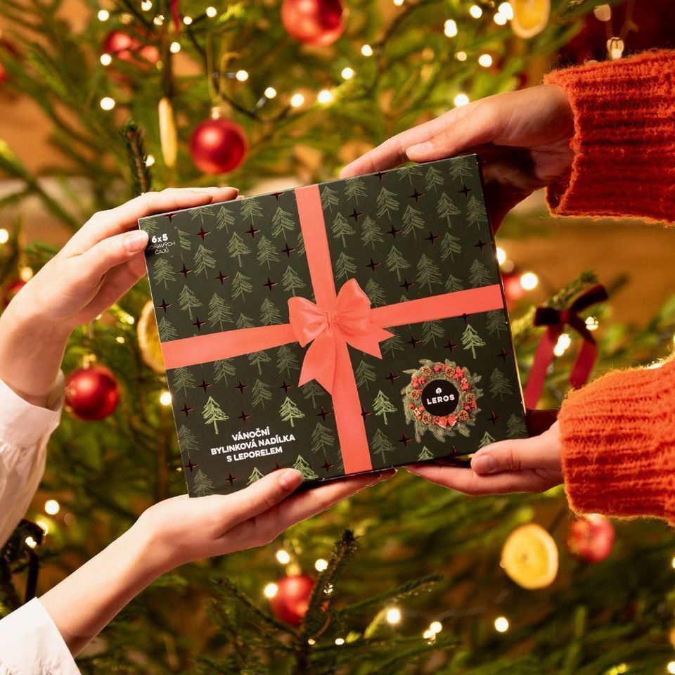 Darčeková krabička obsahuje 6 druhov bylinných čajov, spolu 30 vrecúšok a originálne leporelo vianočnej krajiny so zvieratami.