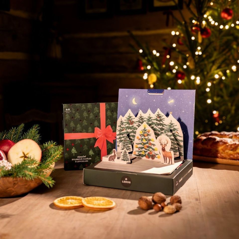 Darčeková krabička obsahuje 6 druhov bylinných čajov, spolu 30 vrecúšok a originálne leporelo vianočnej krajiny so zvieratami.
