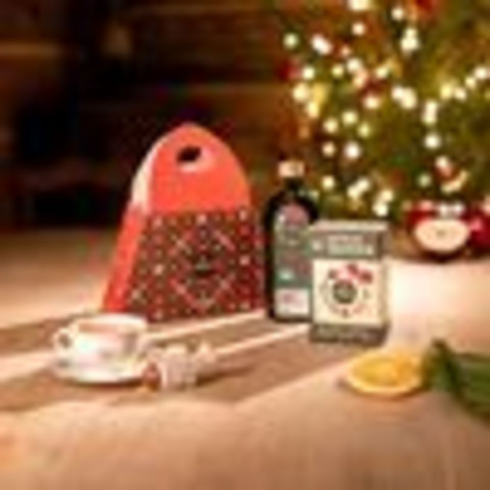 Sirup a čaj Kouzelné Vánoce v dárkovém balení ve tvaru kabelky. Ideální kombinace pro chvíle klidu, sváteční pohody a společného stolování. Skvělý tip na originální vánoční dárek.