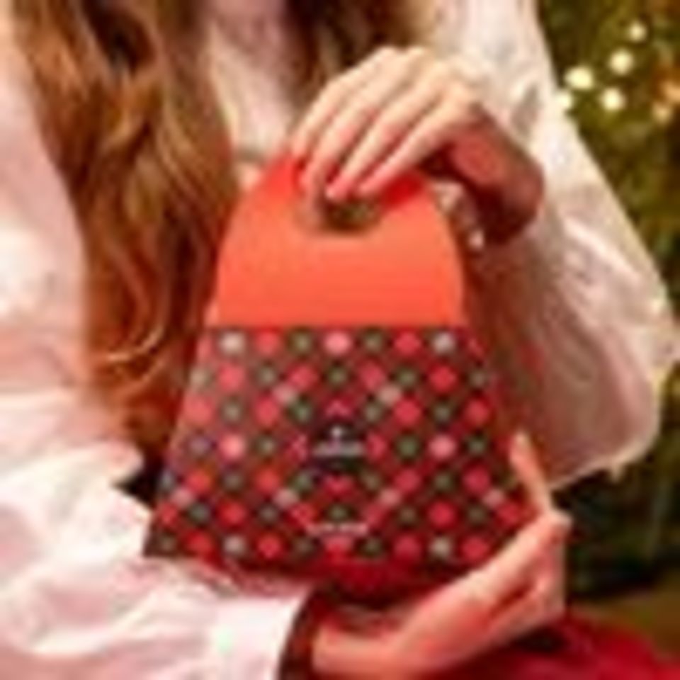 Sirup a čaj Kouzelné Vánoce v dárkovém balení ve tvaru kabelky. Ideální kombinace pro chvíle klidu, sváteční pohody a společného stolování. Skvělý tip na originální vánoční dárek.