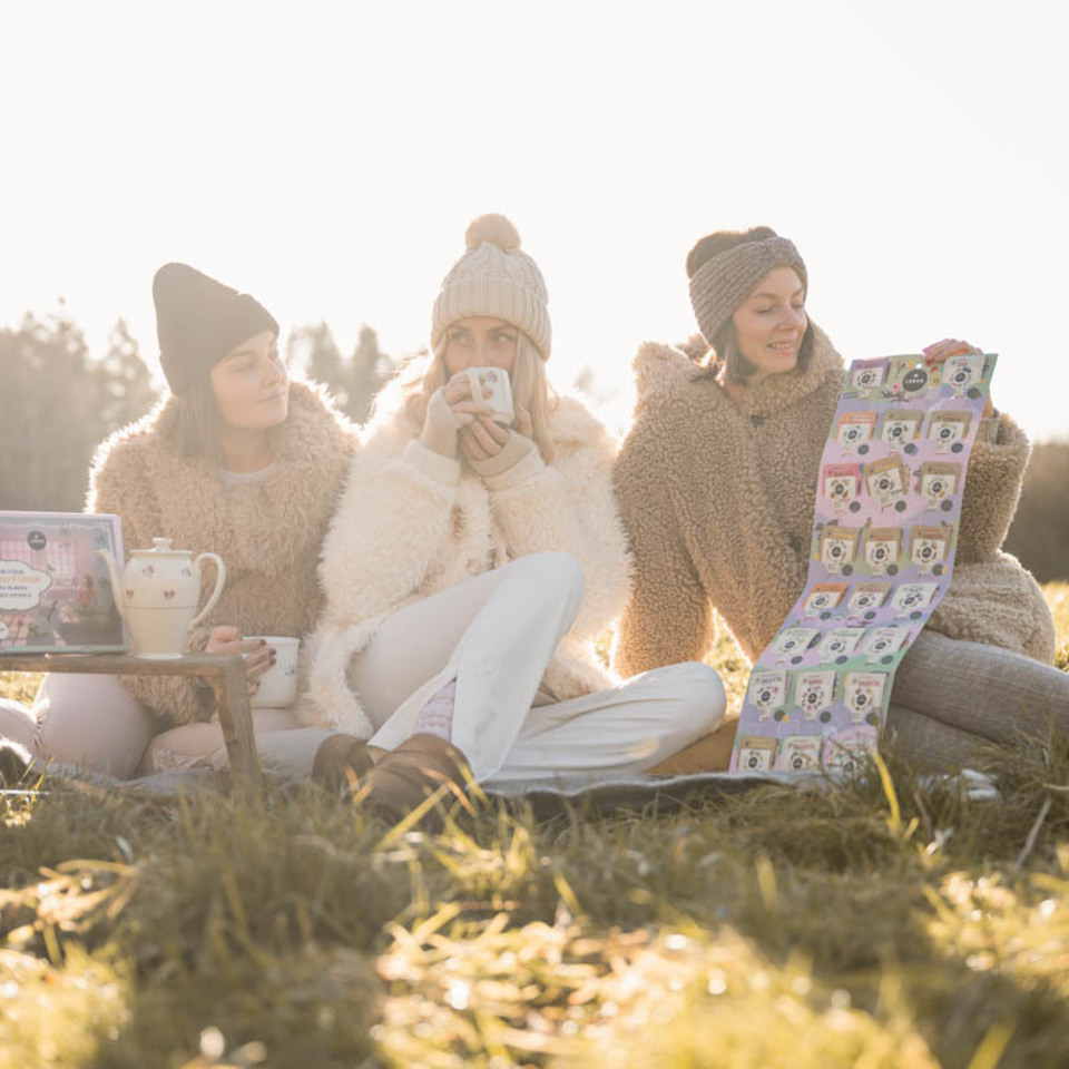 Čajová výzva na 28 dní bez promile. Skús s nami CELÝ FEBRUÁR odolávať nástrahám a pokušeniam alkoholu. Kalendár obsahuje 29 bylinných čajov, každodennú motiváciu pod QR kódom a zábavnú hru.