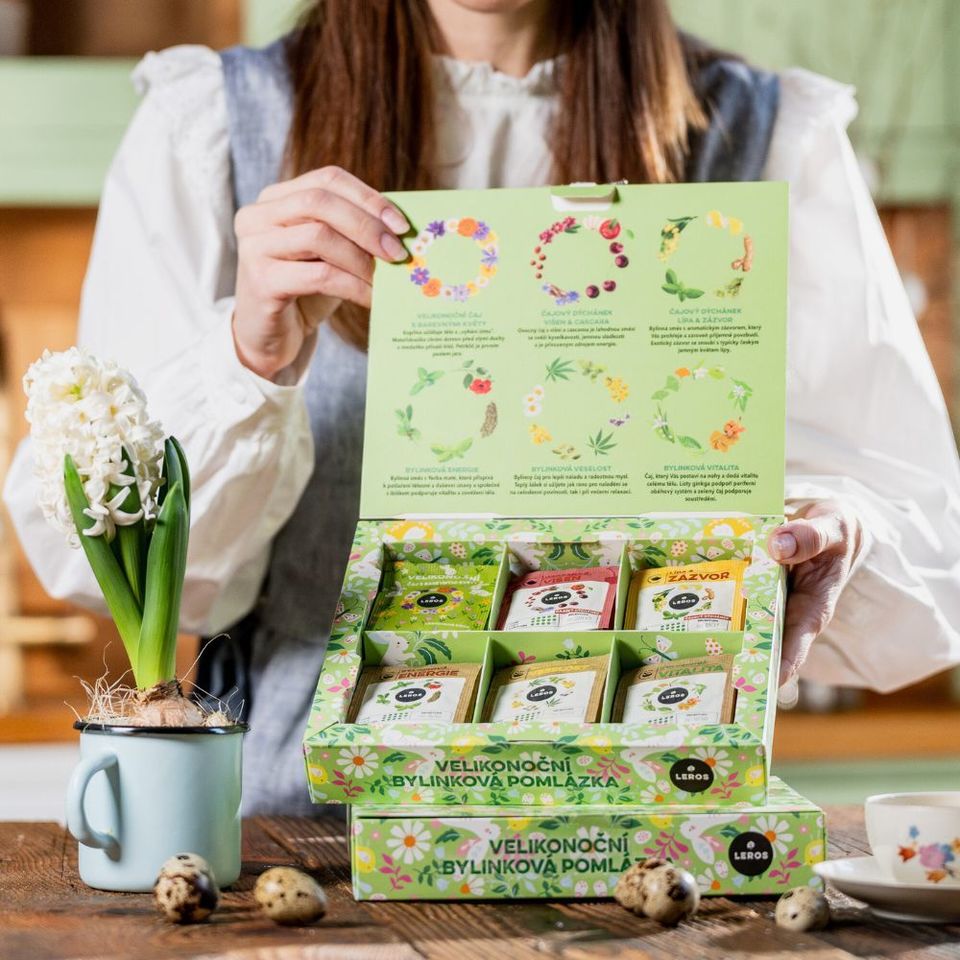 Darčeková kazeta s výberom 6 voňavých čajov ideálnych na sviatočné jarné obdobie. Novinkou je veľkonočný čaj s farebnými kvetmi so žihľavou, materinou dúškou a prvosienkou. Bylinné čaje podporia vitalitu, energiu a dobrú náladu.