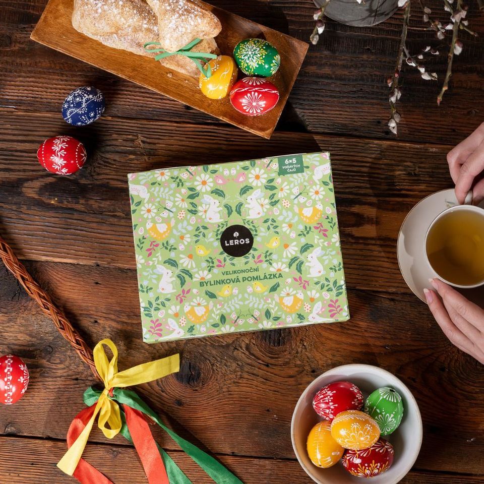 Darčeková kazeta s výberom 6 voňavých čajov ideálnych na sviatočné jarné obdobie. Novinkou je veľkonočný čaj s farebnými kvetmi so žihľavou, materinou dúškou a prvosienkou. Bylinné čaje podporia vitalitu, energiu a dobrú náladu.