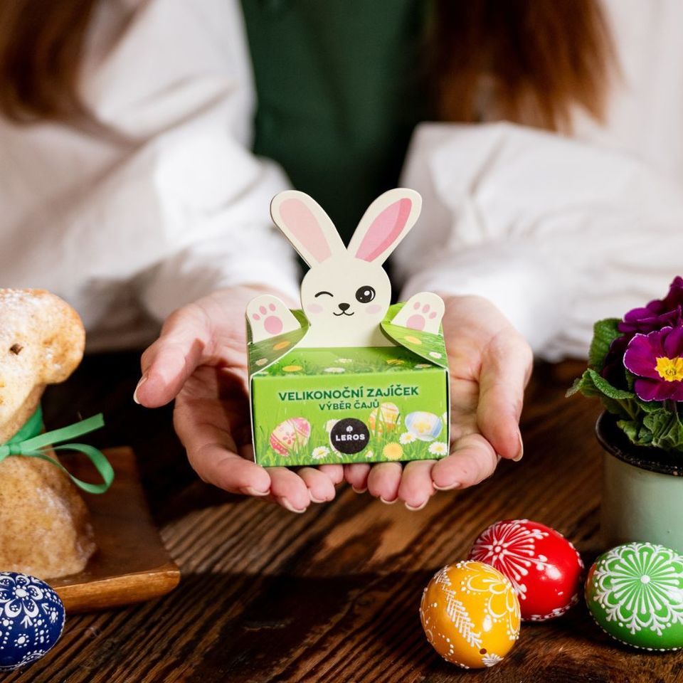 Limitované velikonoční balení čajů s motivem zajíčka obsahuje 3 druhy voňavých čajů (3 × 2 porce) s jarní a svěží chutí. Najdete zde Velikonoční čaj s barevnými květy, kopřivou a petrklíčem, Čajový dýchánek Lípa &amp; zázvor a Čajový dýchánek Lesní plody. Pro radost nebo jako malý velikonoční dárek. 