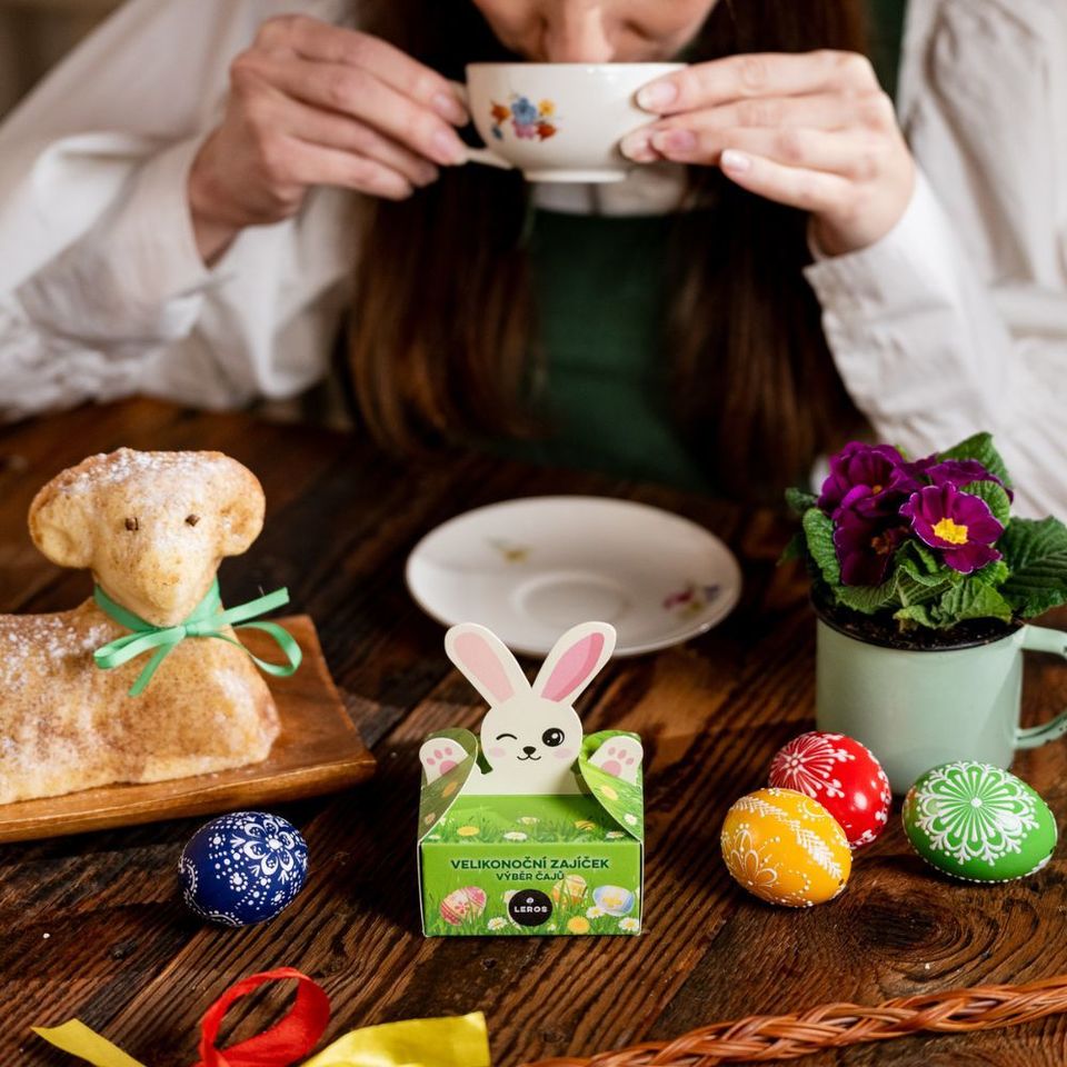 Limitované velikonoční balení čajů s motivem zajíčka obsahuje 3 druhy voňavých čajů (3 × 2 porce) s jarní a svěží chutí. Najdete zde Velikonoční čaj s barevnými květy, kopřivou a petrklíčem, Čajový dýchánek Lípa &amp; zázvor a Čajový dýchánek Lesní plody. Pro radost nebo jako malý velikonoční dárek. 