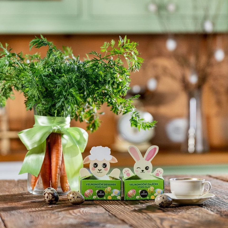 Limitované velikonoční balení čajů s motivem zajíčka obsahuje 3 druhy voňavých čajů (3 × 2 porce) s jarní a svěží chutí. Najdete zde Velikonoční čaj s barevnými květy, kopřivou a petrklíčem, Čajový dýchánek Lípa &amp; zázvor a Čajový dýchánek Lesní plody. Pro radost nebo jako malý velikonoční dárek. 