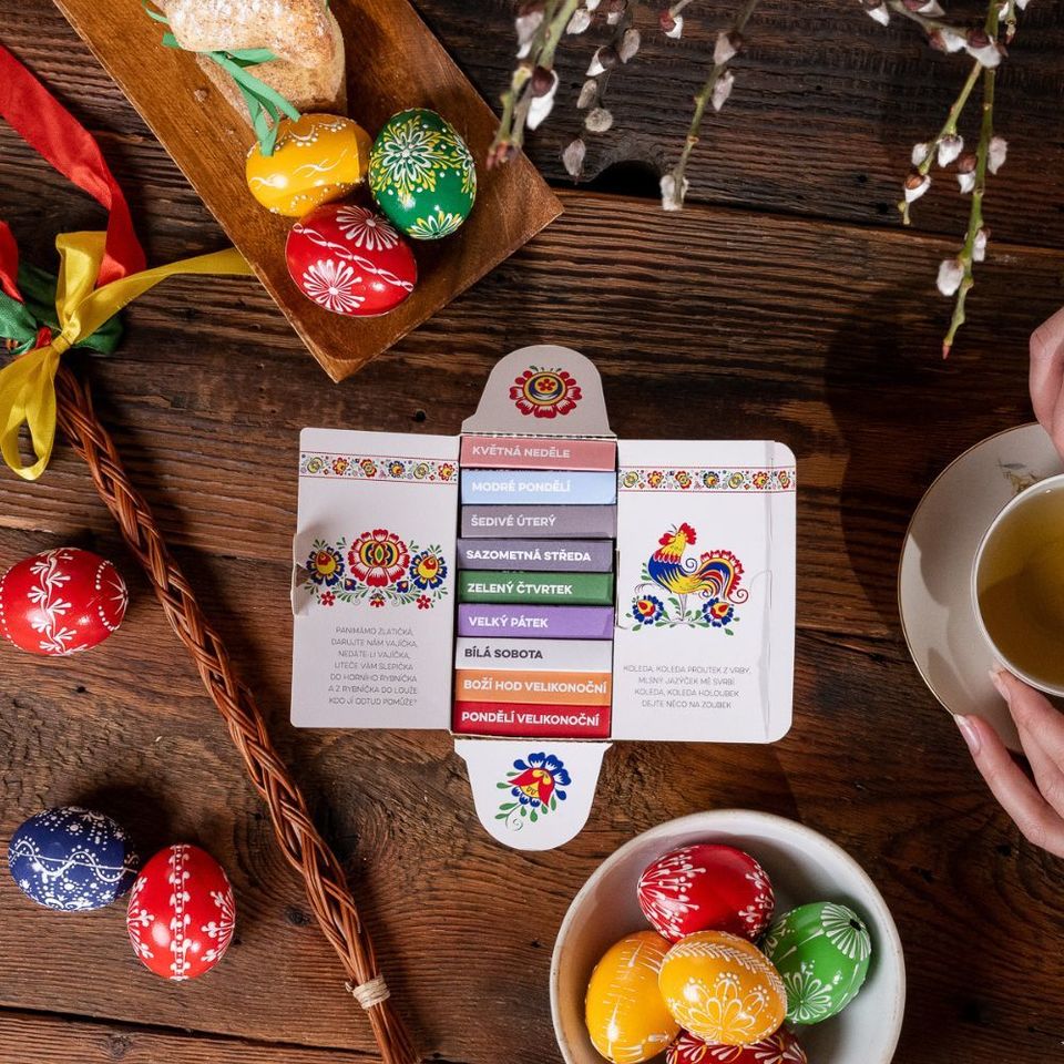 Limitovaná edice čajů na svatý týden velikonoční od Květné neděle po Velikonoční pondělí.  9 x 2 bylinných čajů a povídání o velikonočních zvycích a tradicích. Každý den má svůj příběh, svojí vůni a svůj čaj.