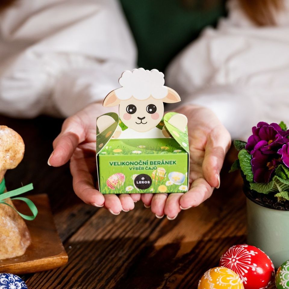 Limitované veľkonočné balenie čajov s motívom baránka obsahuje 3 druhy voňavých čajov (3 × 2 porcie) s jarnou a sviežou chuťou. Nájdete tu Veľkonočný čaj s farebnými kvetmi, žihľavou a prvosienkou, Čajový dýchánok Višňa &amp; cascara a čaj Bylinná veselosť pre dobrú náladu. Pre radosť alebo ako malý veľkonočný darček.