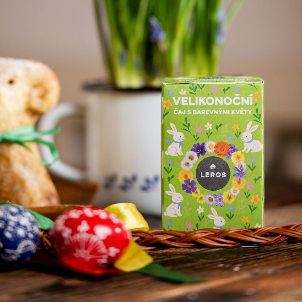 Veľkonočný čaj plný sily a sviežosti, spájajúci čaro jarných bylín a zvyky vítania nového života.Obsahuje žihľavu, ktorá sa kedysi pridávala do jarných jedál, aby očistila telo a vyhnala zimu, prvosienku jarnú – kľúč jari otvárajúci nový život, sedmokrásku, symbol zdravia a sviežosti, a kôru vŕby, ktorej prútiky odovzdávajú silu a vitalitu.