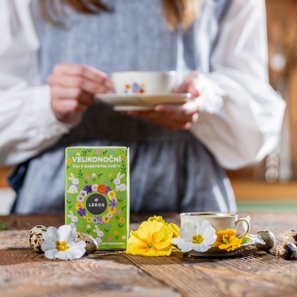 Veľkonočný čaj plný sily a sviežosti, spájajúci čaro jarných bylín a zvyky vítania nového života.Obsahuje žihľavu, ktorá sa kedysi pridávala do jarných jedál, aby očistila telo a vyhnala zimu, prvosienku jarnú – kľúč jari otvárajúci nový život, sedmokrásku, symbol zdravia a sviežosti, a kôru vŕby, ktorej prútiky odovzdávajú silu a vitalitu.