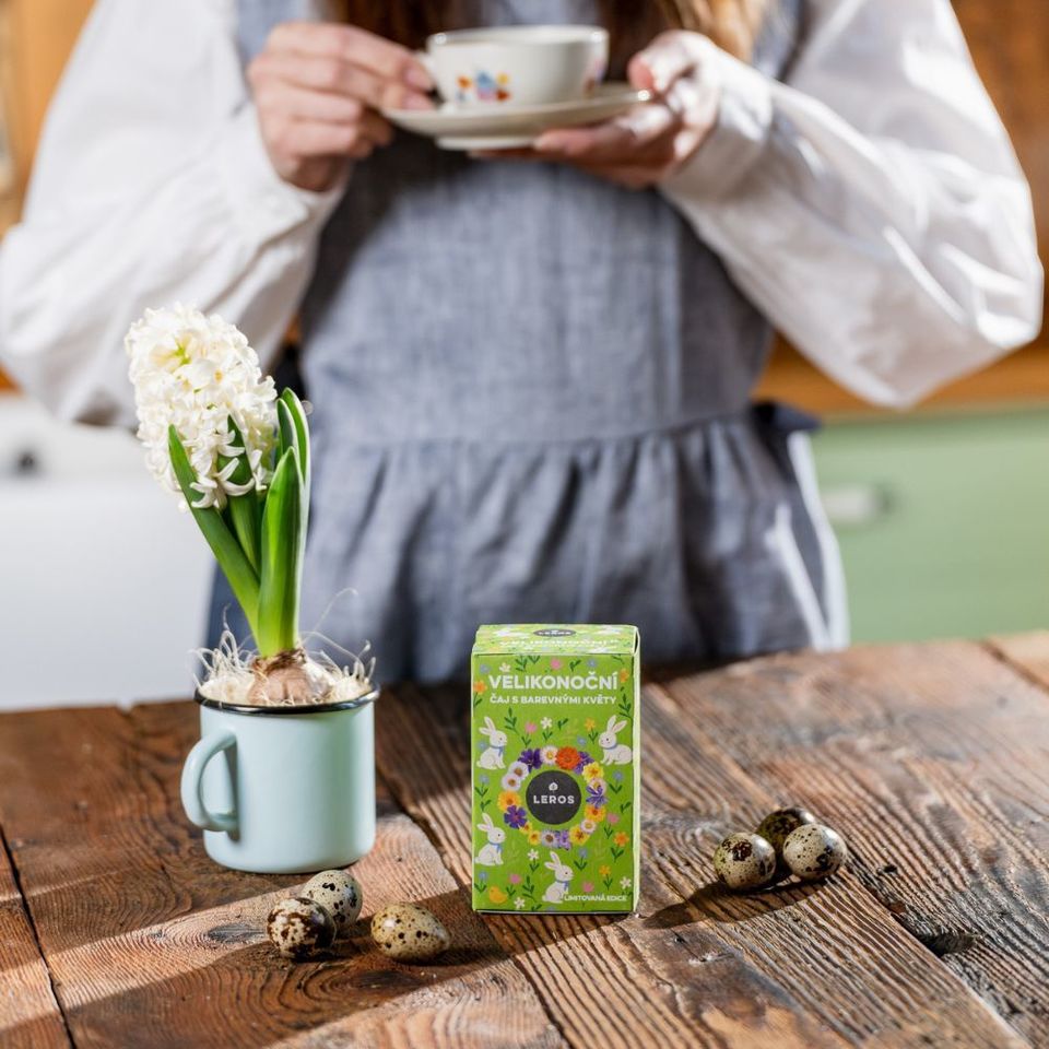 Veľkonočný čaj plný sily a sviežosti, spájajúci čaro jarných bylín a zvyky vítania nového života.Obsahuje žihľavu, ktorá sa kedysi pridávala do jarných jedál, aby očistila telo a vyhnala zimu, prvosienku jarnú – kľúč jari otvárajúci nový život, sedmokrásku, symbol zdravia a sviežosti, a kôru vŕby, ktorej prútiky odovzdávajú silu a vitalitu.