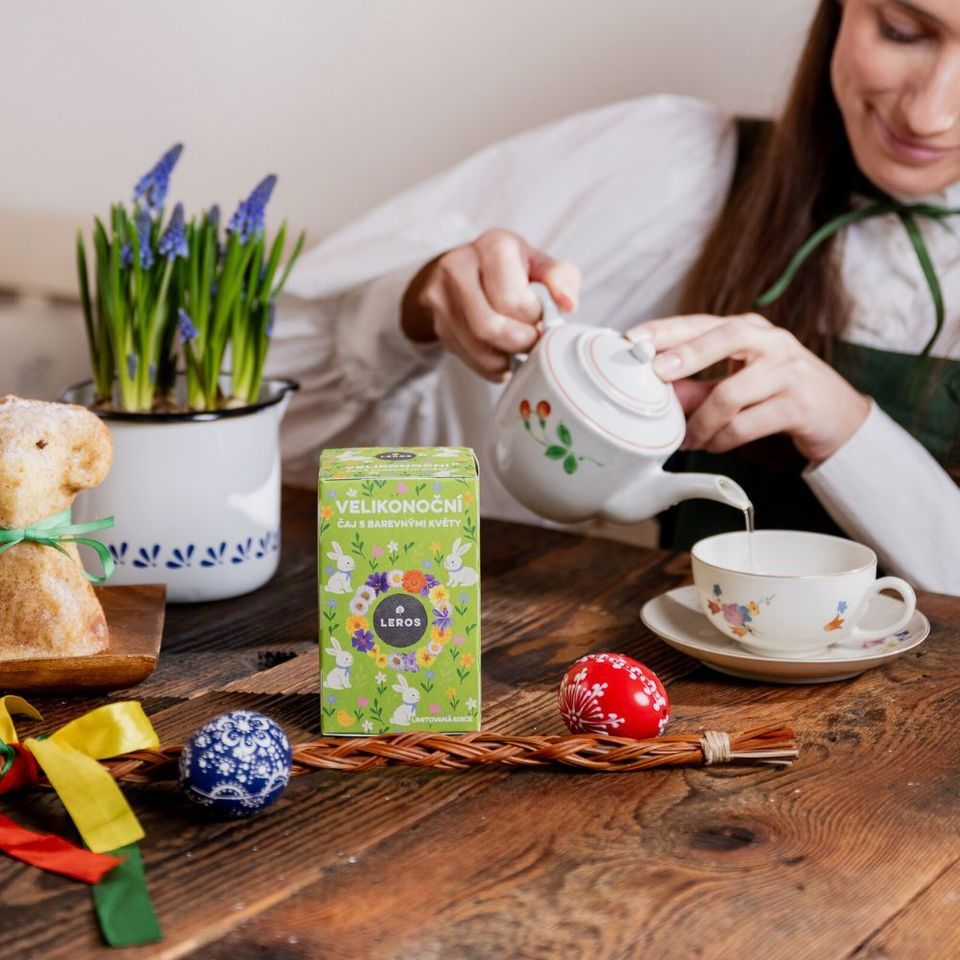 Veľkonočný čaj plný sily a sviežosti, spájajúci čaro jarných bylín a zvyky vítania nového života.Obsahuje žihľavu, ktorá sa kedysi pridávala do jarných jedál, aby očistila telo a vyhnala zimu, prvosienku jarnú – kľúč jari otvárajúci nový život, sedmokrásku, symbol zdravia a sviežosti, a kôru vŕby, ktorej prútiky odovzdávajú silu a vitalitu.