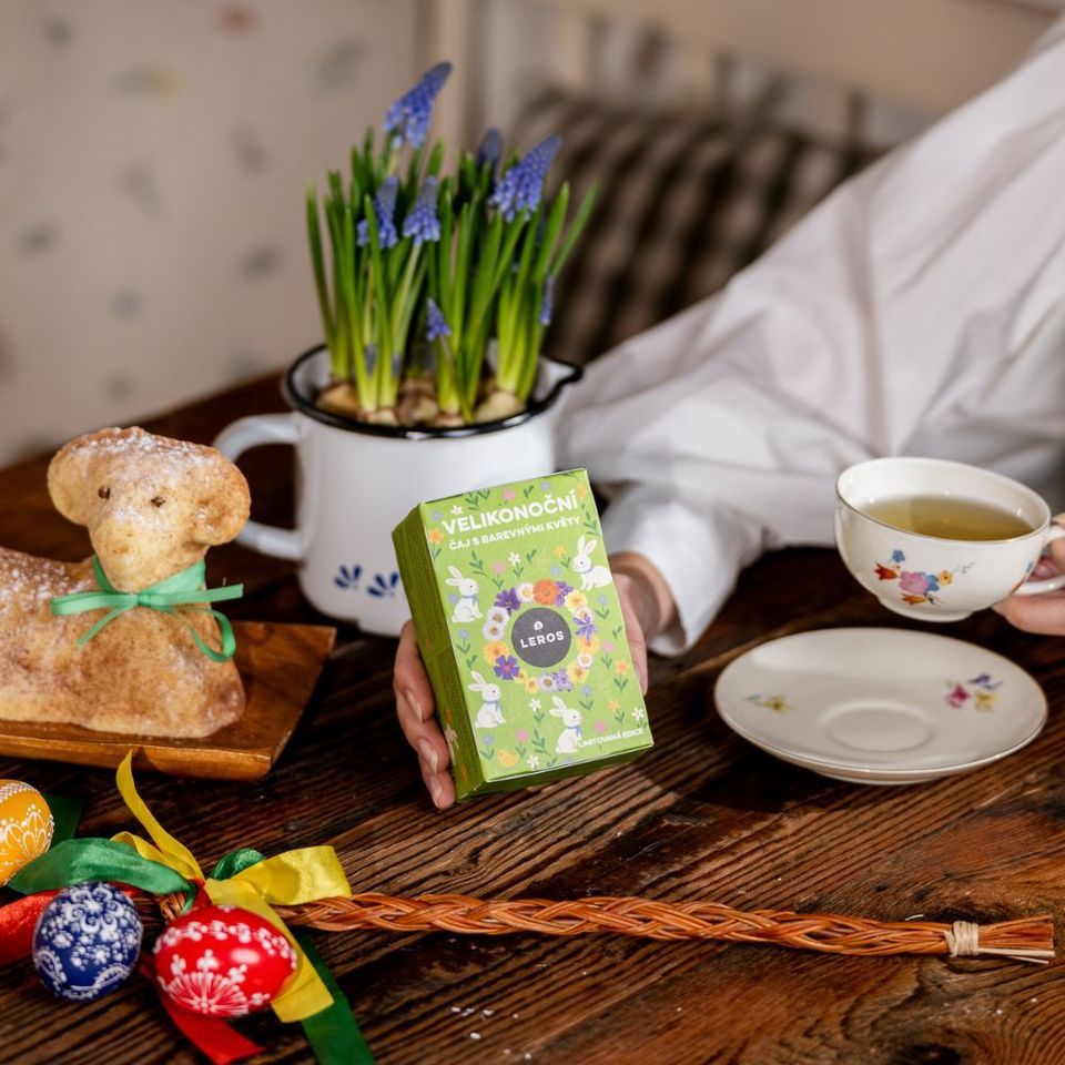 Veľkonočný čaj plný sily a sviežosti, spájajúci čaro jarných bylín a zvyky vítania nového života.Obsahuje žihľavu, ktorá sa kedysi pridávala do jarných jedál, aby očistila telo a vyhnala zimu, prvosienku jarnú – kľúč jari otvárajúci nový život, sedmokrásku, symbol zdravia a sviežosti, a kôru vŕby, ktorej prútiky odovzdávajú silu a vitalitu.