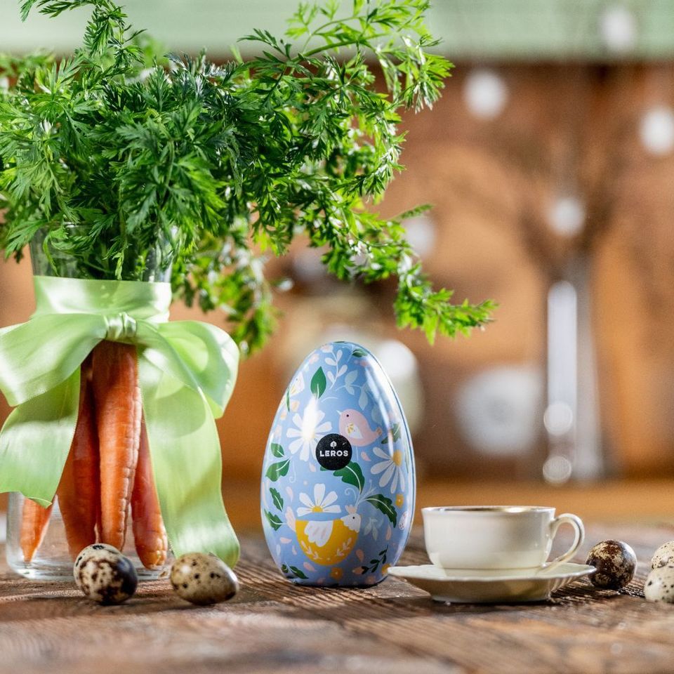 Veľkonočný čaj plný sily a sviežosti, spájajúci čaro jarných bylín a zvykov vítania nového života. Obsahuje žihľavu, ktorá sa pridávala do jarných jedál, aby očistila telo a vyhnala zimu, prvosienku jarnú – kľúč jari otvárajúci nový život, sedmokrásku symbolizujúcu zdravie a sviežosť a kôru vŕby, ktorej prútiky odovzdávajú silu a vitalitu.