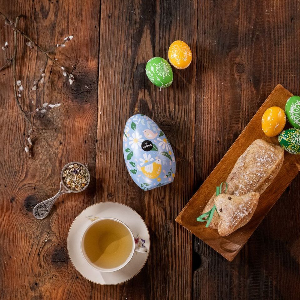 Veľkonočný čaj plný sily a sviežosti, spájajúci čaro jarných bylín a zvykov vítania nového života. Obsahuje žihľavu, ktorá sa pridávala do jarných jedál, aby očistila telo a vyhnala zimu, prvosienku jarnú – kľúč jari otvárajúci nový život, sedmokrásku symbolizujúcu zdravie a sviežosť a kôru vŕby, ktorej prútiky odovzdávajú silu a vitalitu.