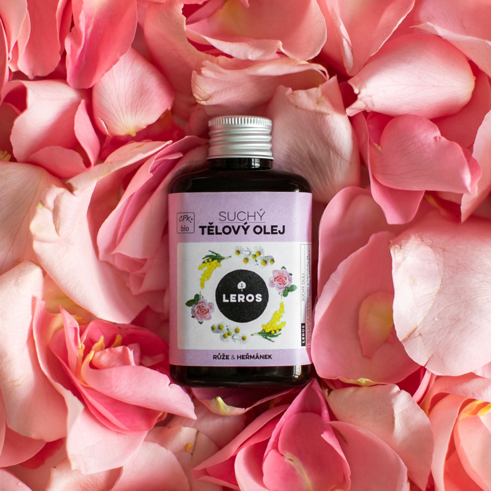 Suchý tělový olej Multifunkční elixír, který zanechá pokožku hedvábně jemnou, vlasy lesklé a nehty vyživené. Díky lehké suché textuře se rychle vstřebává.  Sprchová pasta Našlehaná textura sprchové pasty se při kontaktu s vodou mění v jemné mléko. A obyčejná sprcha ve váš harmonizační rituál.  