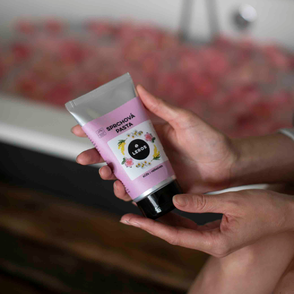 Suchý tělový olej Multifunkční elixír, který zanechá pokožku hedvábně jemnou, vlasy lesklé a nehty vyživené. Díky lehké suché textuře se rychle vstřebává.  Sprchová pasta Našlehaná textura sprchové pasty se při kontaktu s vodou mění v jemné mléko. A obyčejná sprcha ve váš harmonizační rituál.  