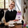 V dárkové sadě najdete levandulový sirup a bylinný čaj levandule COLD BREW. Užijte si léto s osvěžující čajovou směsí levandule a meduňky doplněnou sirupem z levandulových květů.
