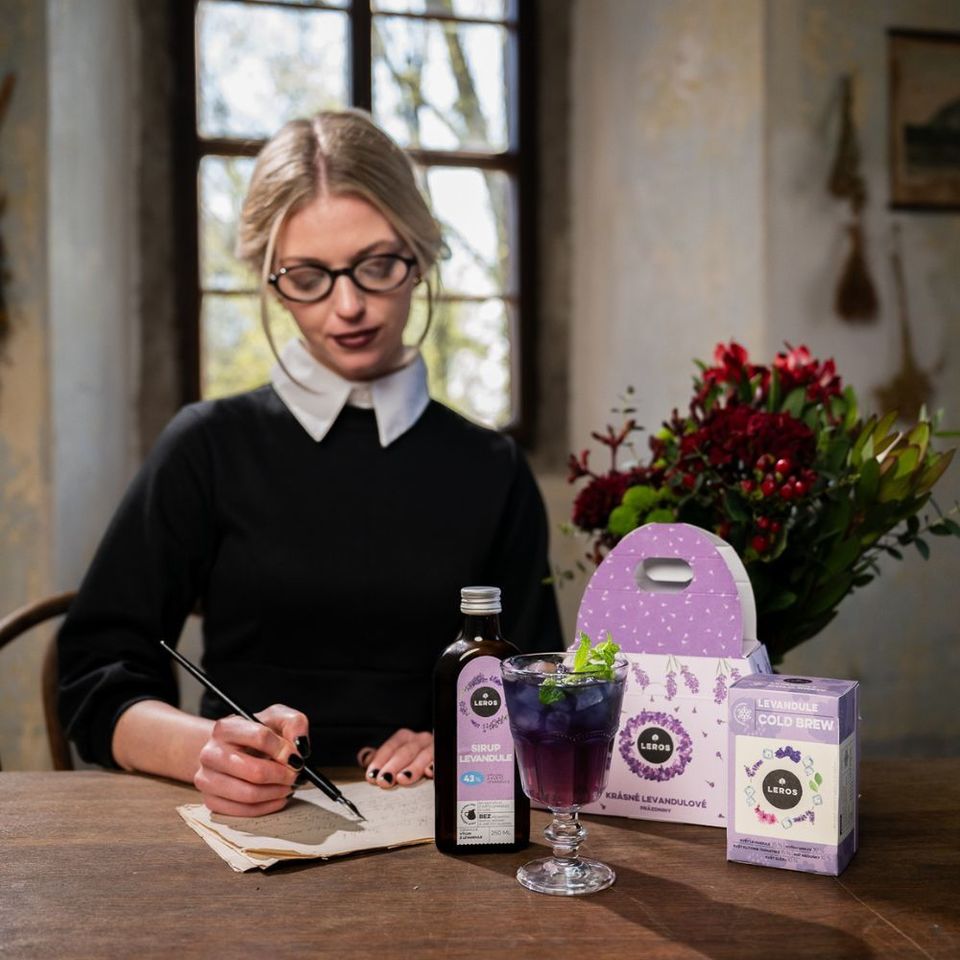 V dárkové sadě najdete levandulový sirup a bylinný čaj levandule COLD BREW. Užijte si léto s osvěžující čajovou směsí levandule a meduňky doplněnou sirupem z levandulových květů.