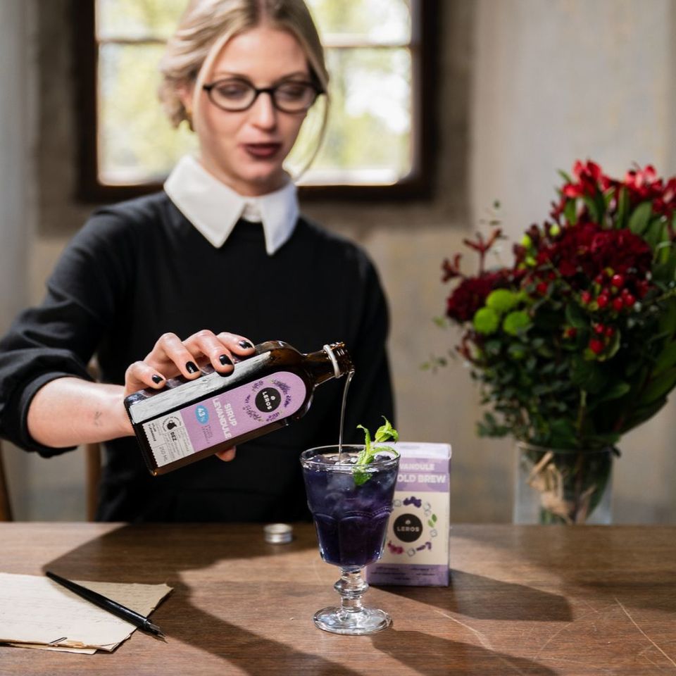 V dárkové sadě najdete levandulový sirup a bylinný čaj levandule COLD BREW. Užijte si léto s osvěžující čajovou směsí levandule a meduňky doplněnou sirupem z levandulových květů.