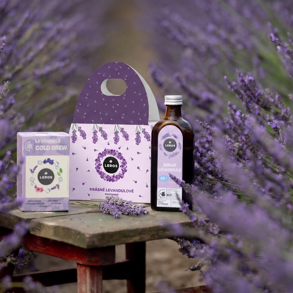 V dárkové sadě najdete levandulový sirup a bylinný čaj levandule COLD BREW. Užijte si léto s osvěžující čajovou směsí levandule a meduňky doplněnou sirupem z levandulových květů.