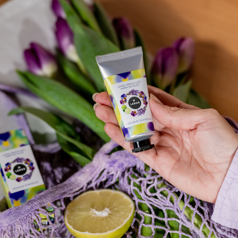 Violka &amp; levandule Lehký, ale výživný krém, který po dlouhé zimě probouzí unavené ruce a vrací jim hebkost a pružnost. Kombinace bambuckého másla, pečujících olejů a hydratačních složek se na pokožce okamžitě rozpouští a zanechává ji vláčnou, vyživenou a chráněnou – bez pocitu mastnoty. Jemná konzistence se rychle vstřebává a proměňuje každodenní péči ve voňavý jarní rituál. Optimistická vůně violky, levandule a bergamotu vás v mžiku přenese do voňavé jarní přírody.
