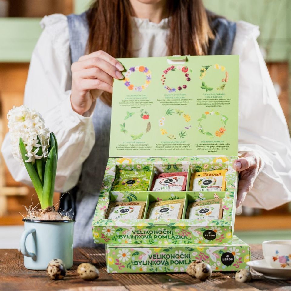 Dárková kazeta s výběrem 6 voňavých čajů ideálních ke svátečnímu jarnímu období. Novinkou je velikonoční čaj s barevnými květy s kopřivou, mateřídouškou a petrklíčem. Bylinkové čaje podpoří vitalitu, energii a veselost.  