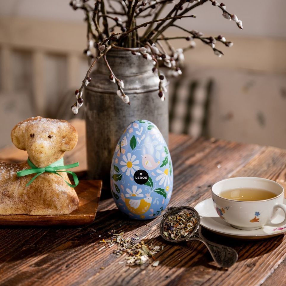 Velikonoční čaj plný síly a svěžesti, spojující kouzlo jarních bylin a zvyků vítání nového života. Obsahuje kopřivu, která se přidávala do jarních jídel, aby očistily tělo a vyhnaly zimu, petrklíč Prvosenka jarni - klíč jara otevírající nový život, sedmikrásku symbolizující zdraví a svěžest a kůru vrby, jejíž proutky předávají sílu a vitalitu.