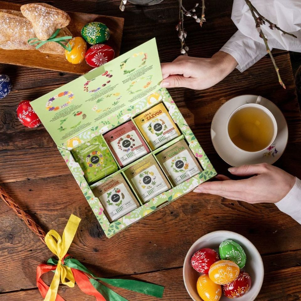 To nejlepší pro bylinkové Velikonoce. Limitované velikonoční balení čajů s motivem zajíčka obsahuje 3 druhy voňavých čajů (3 × 2 porce) s jarní a svěží chutí. Dárková kazeta s výběrem 6 voňavých čajů ideálních ke svátečnímu jarnímu období. Velikonoční čaj ve tvaru vajíčka plný síly a svěžesti, spojující kouzlo jarních bylin a zvyků vítání nového života. 