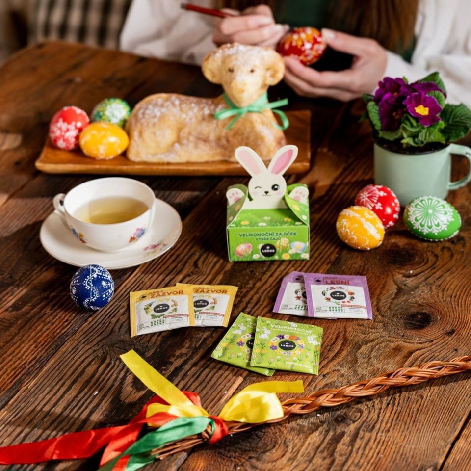 To nejlepší pro bylinkové Velikonoce. Limitované velikonoční balení čajů s motivem zajíčka obsahuje 3 druhy voňavých čajů (3 × 2 porce) s jarní a svěží chutí. Dárková kazeta s výběrem 6 voňavých čajů ideálních ke svátečnímu jarnímu období. Velikonoční čaj ve tvaru vajíčka plný síly a svěžesti, spojující kouzlo jarních bylin a zvyků vítání nového života. 