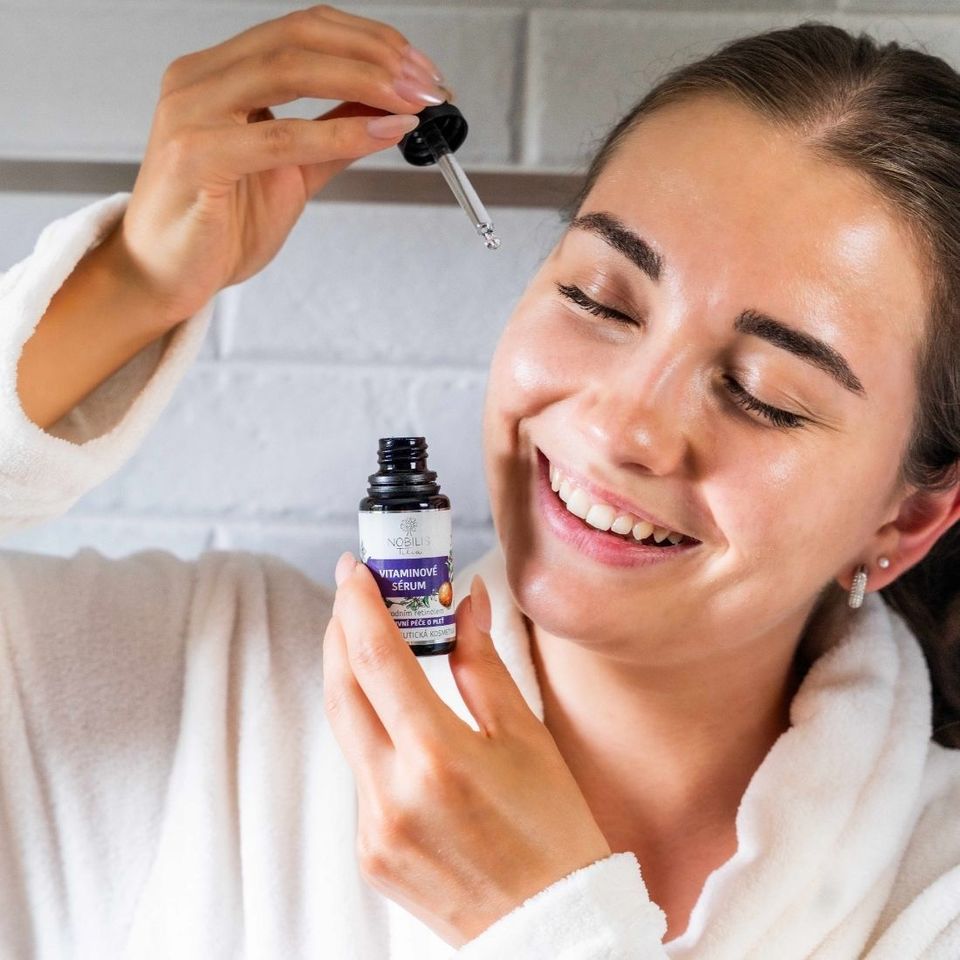 S prírodným retinolom a vitamínom C na podporu tvorby kolagénu.