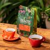Pacamara z panamské oblasti Boquete v regionu Chiriquí roste v nadmořské výšce 1 600 m n. m. na farmě Callejón Seco. Tato odrůda je ceněná pro svůj výrazný a neotřelý charakter, který v tomto lotu podtrhuje promyté zpracování i střední pražení. V šálku se rozvíjejí kořeněné tóny, meruňka a jemně slaný karamel, které doplňuje středně plné tělo a bohatý, vrstevnatý projev.
