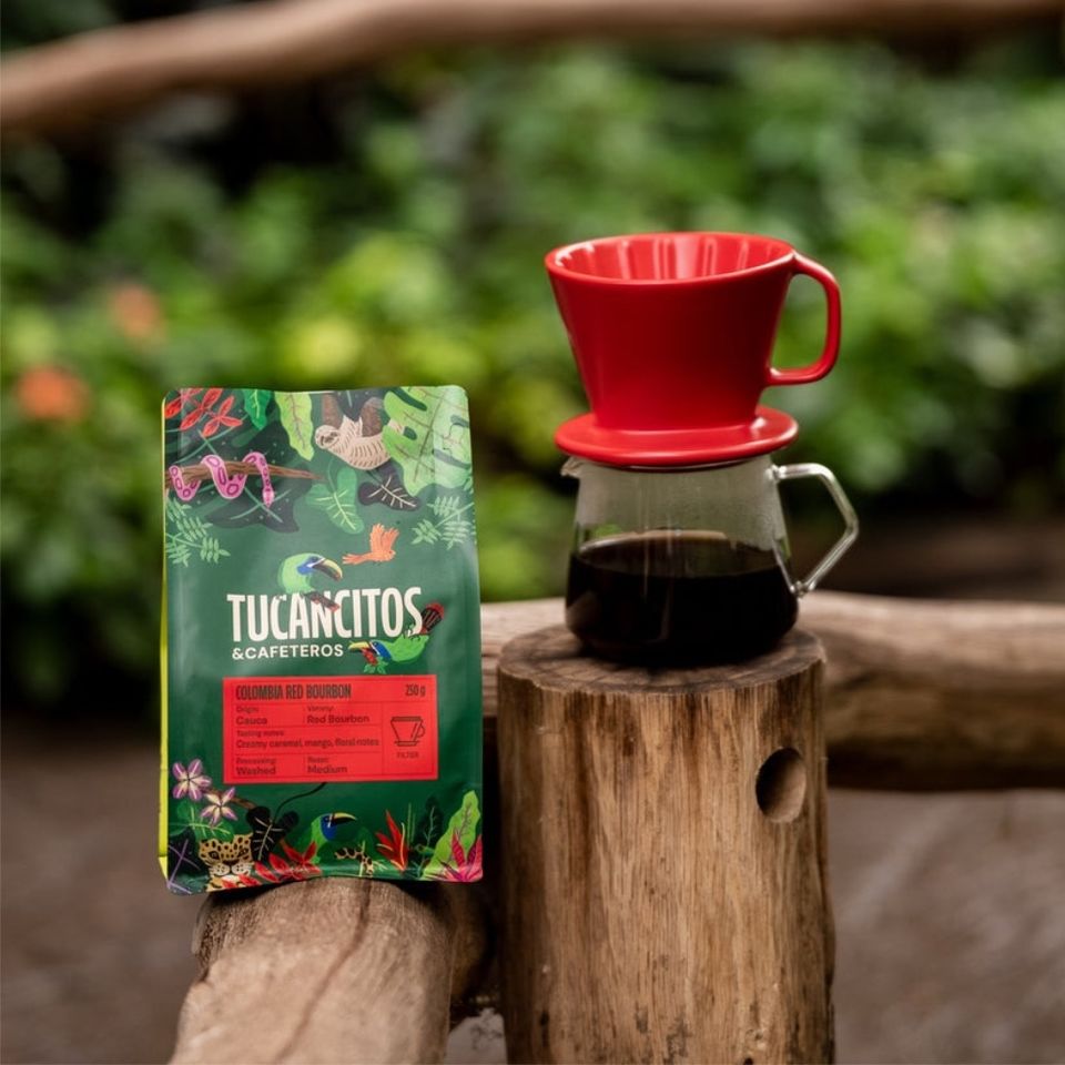 Red Bourbon je káva se šťavnatou, plnou chutí a sladkou vůní zralého ovoce. V šálku se krásně rozvíjí jemný nádech vanilky a příjemná ovocná sladkost.