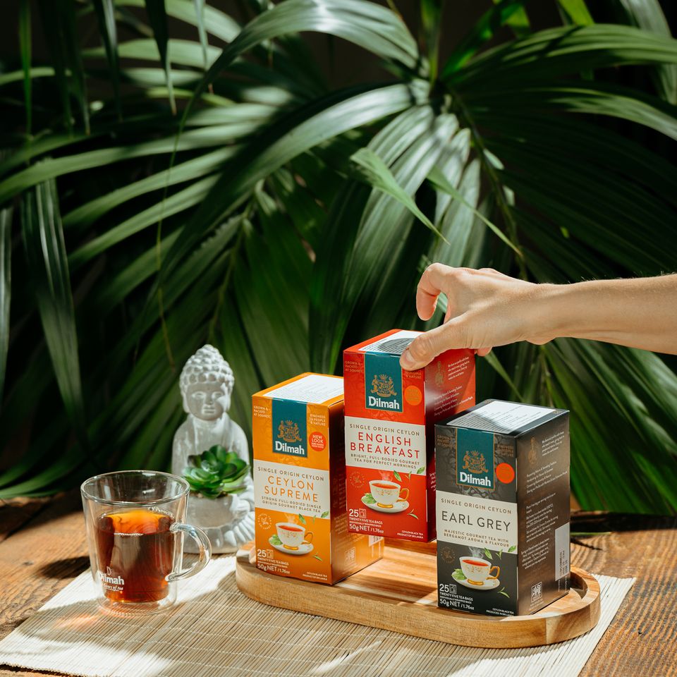 Osobitý čaj z oblasti Ratnapura, kde se jižní pláně Srí Lanky prolínají s tamní horskou krajinou. Silný a aromatický Earl Grey v sobě mistrně spojuje černý čaj s bergamotem. Společně tvoří výjimečný a elegantní čaj, který se perfektně hodí pro jakoukoliv denní dobu. Čajové lístky jsou sbírány ručně a po usušení a zpracování jsou baleny přímo v místě sběru, což zaručí čerstvost a velké množství zdraví prospěšných antioxidantů.