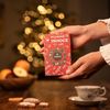 Přeneste se do Vánoc svého dětství s vánočním bylinným čajem Bylinkové Vánoce. Tato voňavá sváteční směs bez přidaných aromat v sobě ukrývá pouze čistou sílu bylinek a hřejivého koření. Spolehlivě provoní váš domov a stane se ideálním společníkem pro zimní chvíle pohody i krásným drobným dárkem pro vaše blízké. 