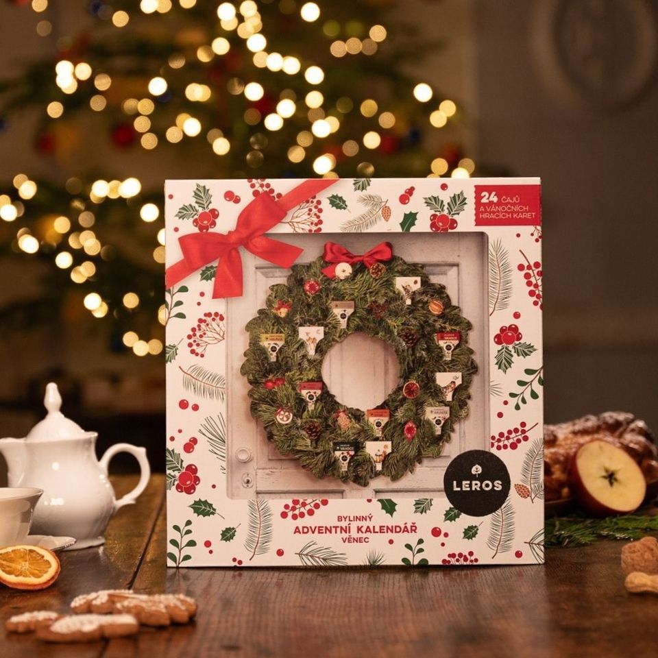 Zpříjemněte si čekání na Štědrý den s naším oblíbeným bylinným adventním kalendářem ve tvaru věnce. Ukrývá v sobě 24 voňavých bylinných a ovocných čajů – včetně tří zbrusu nových svátečních směsí (Andělského, Čertovského a Mikulášského čaje). Součástí je i vánoční karetní hra Černý Petr. Věnec si můžete zavěsit na zeď nebo položit na stůl jako krásnou součást sváteční výzdoby.