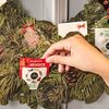 Zpříjemněte si čekání na Štědrý den s naším oblíbeným bylinným adventním kalendářem ve tvaru věnce. Ukrývá v sobě 24 voňavých bylinných a ovocných čajů – včetně tří zbrusu nových svátečních směsí (Andělského, Čertovského a Mikulášského čaje). Součástí je i vánoční karetní hra Černý Petr. Věnec si můžete zavěsit na zeď nebo položit na stůl jako krásnou součást sváteční výzdoby.