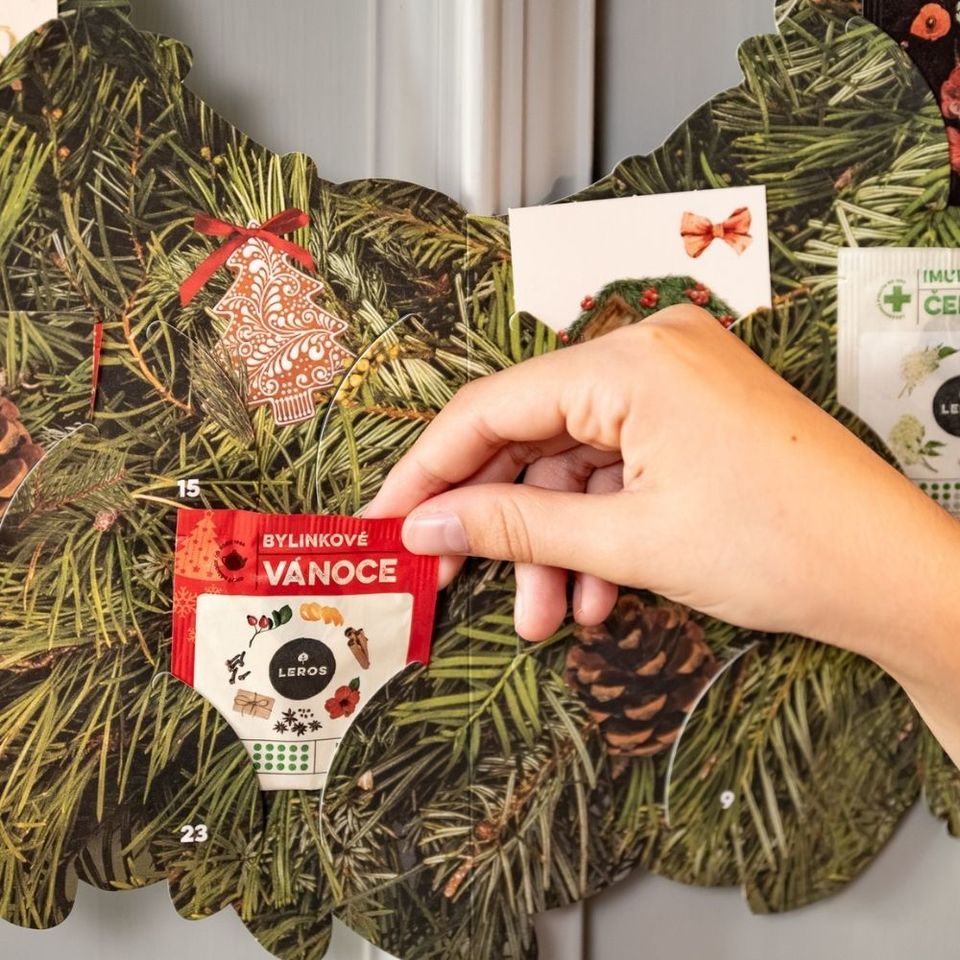 Zpříjemněte si čekání na Štědrý den s naším oblíbeným bylinným adventním kalendářem ve tvaru věnce. Ukrývá v sobě 24 voňavých bylinných a ovocných čajů – včetně tří zbrusu nových svátečních směsí (Andělského, Čertovského a Mikulášského čaje). Součástí je i vánoční karetní hra Černý Petr. Věnec si můžete zavěsit na zeď nebo položit na stůl jako krásnou součást sváteční výzdoby.
