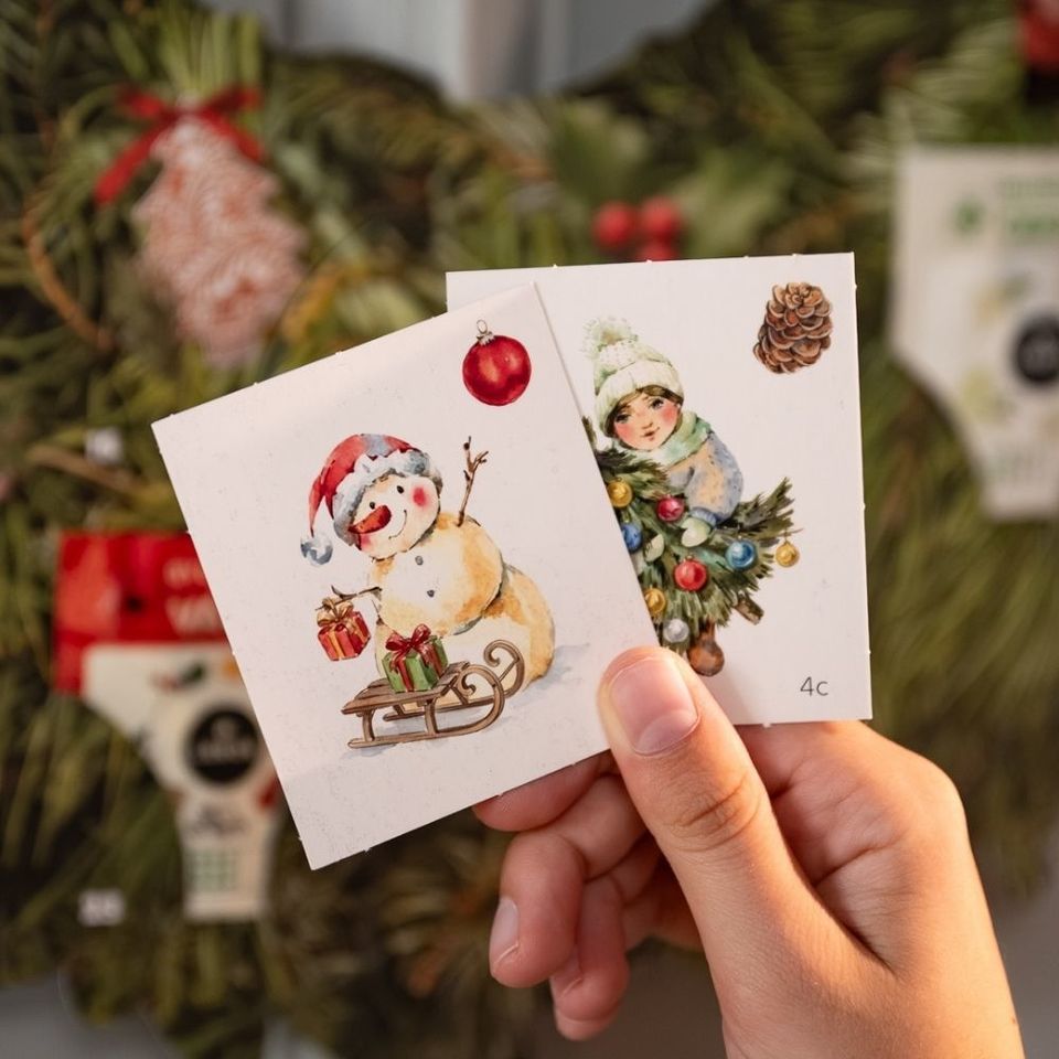Zpříjemněte si čekání na Štědrý den s naším oblíbeným bylinným adventním kalendářem ve tvaru věnce. Ukrývá v sobě 24 voňavých bylinných a ovocných čajů – včetně tří zbrusu nových svátečních směsí (Andělského, Čertovského a Mikulášského čaje). Součástí je i vánoční karetní hra Černý Petr. Věnec si můžete zavěsit na zeď nebo položit na stůl jako krásnou součást sváteční výzdoby.