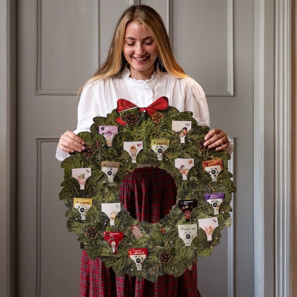 Zpříjemněte si čekání na Štědrý den s naším oblíbeným bylinným adventním kalendářem ve tvaru věnce. Ukrývá v sobě 24 voňavých bylinných a ovocných čajů – včetně tří zbrusu nových svátečních směsí (Andělského, Čertovského a Mikulášského čaje). Součástí je i vánoční karetní hra Černý Petr. Věnec si můžete zavěsit na zeď nebo položit na stůl jako krásnou součást sváteční výzdoby.