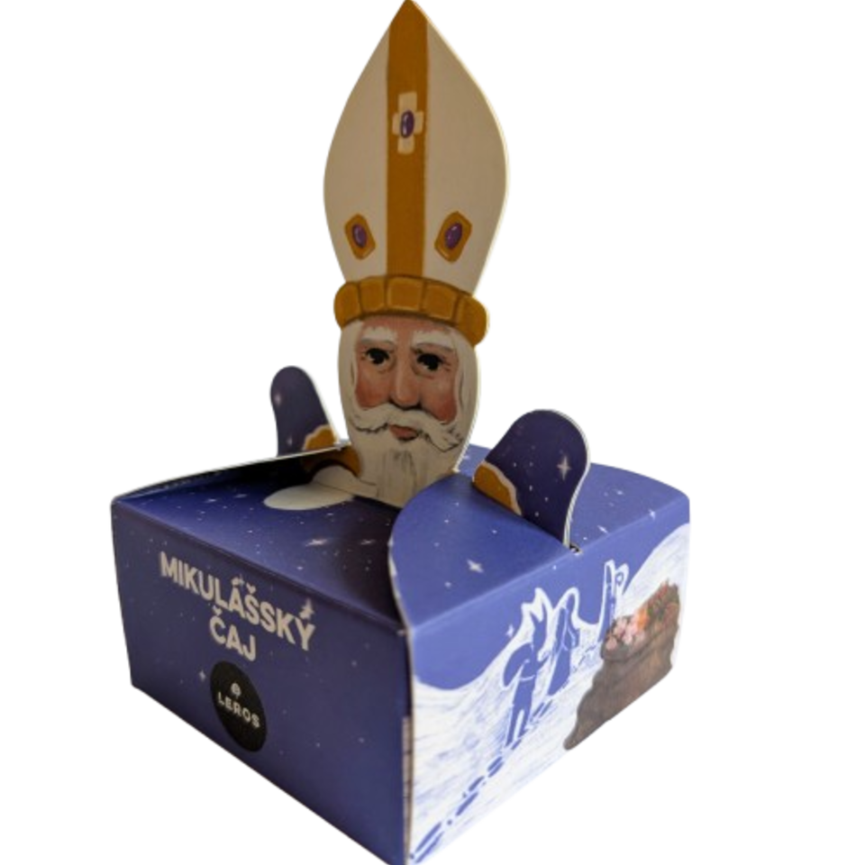 Vychutnejte si advent s naším novým Mikulášským čajem. Má rubínově červenou barvu a chutná po šťavnatých voňavých mandarinkách, laskavém dobromyslu a jiskřivém šípku. Hřejivé tóny hřebíčku a skořice doplňují sváteční atmosféru Mikulášské nadílky. Krabičku ilustrovala Lucie Talaber. 