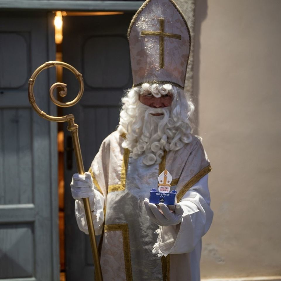 Vychutnejte si advent s naším novým Mikulášským čajem. Má rubínově červenou barvu a chutná po šťavnatých voňavých mandarinkách, laskavém dobromyslu a jiskřivém šípku. Hřejivé tóny hřebíčku a skořice doplňují sváteční atmosféru Mikulášské nadílky. Krabičku ilustrovala Lucie Talaber. 
