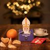 Vychutnejte si advent s naším novým Mikulášským čajem. Má rubínově červenou barvu a chutná po šťavnatých voňavých mandarinkách, laskavém dobromyslu a jiskřivém šípku. Hřejivé tóny hřebíčku a skořice doplňují sváteční atmosféru Mikulášské nadílky. Krabičku ilustrovala Lucie Talaber. 